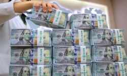 الدولار يعود للانخفاض مقابل الدينار في بغداد